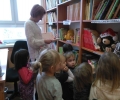 Zabawa w czytanie….. maluchy odwiedzają biblioteki. Zabawa w czytanie….. maluchy odwiedzają biblioteki.